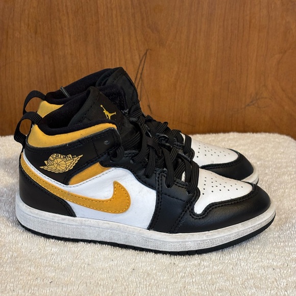 BIG KIDS' AIR JORDAN RETRO 1 MID SE CASUAL SNEAKERS - Picture 3 of 6